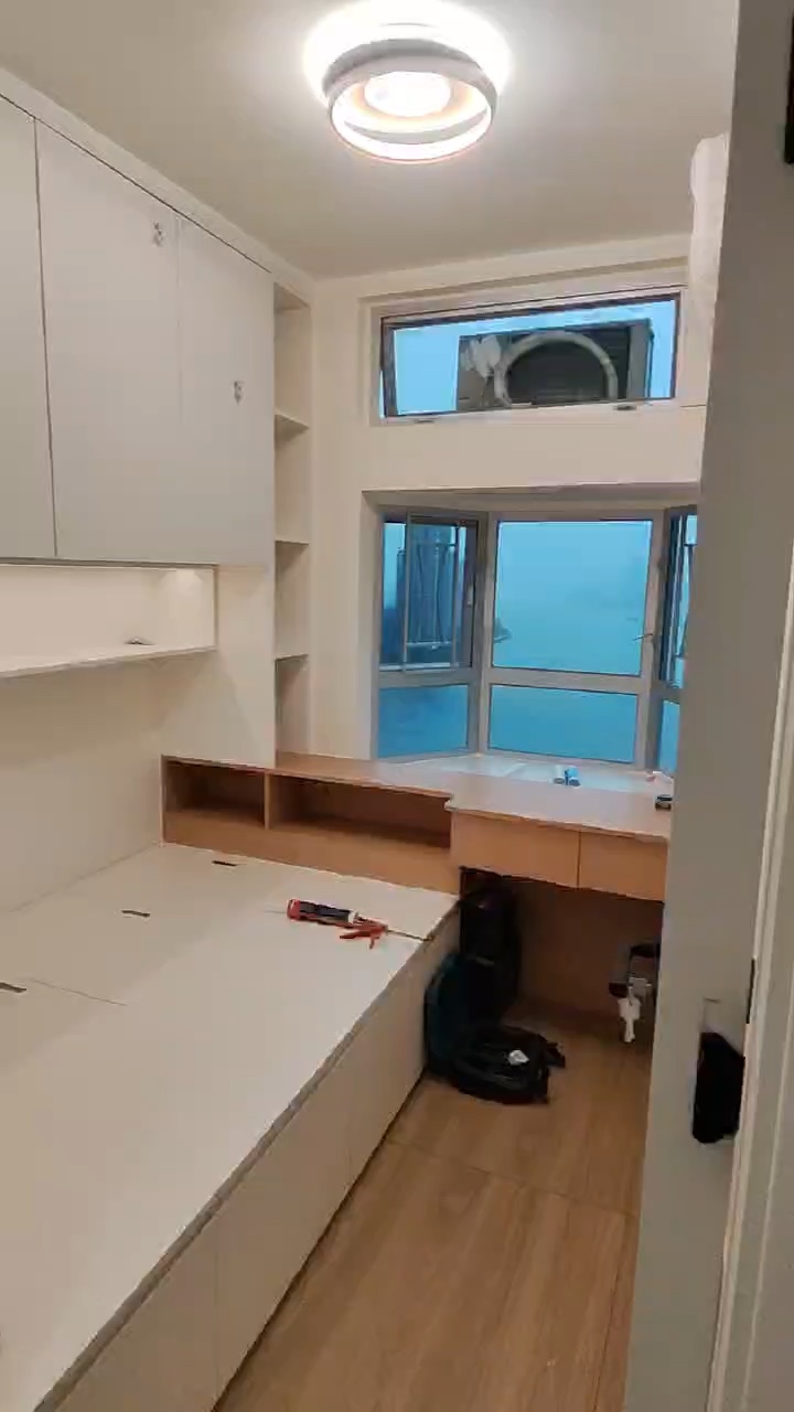 海濱花園家俬工程現場的地台床、窗邊書桌及吊櫃，現場仍有安裝工具